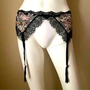 Victoria’s Secret black floral lace garter size M/L